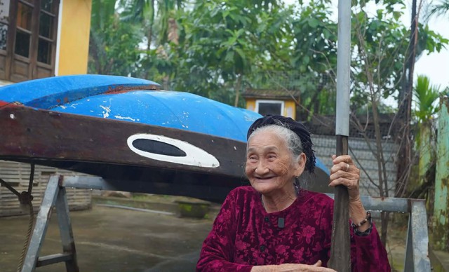 Cuộc sống hiện tại của người ch&egrave;o đ&ograve; ở Hội An trở th&agrave;nh &ldquo;cụ b&agrave; đẹp nhất thế giới&rdquo; sau một khoảnh khắc- Ảnh 8.