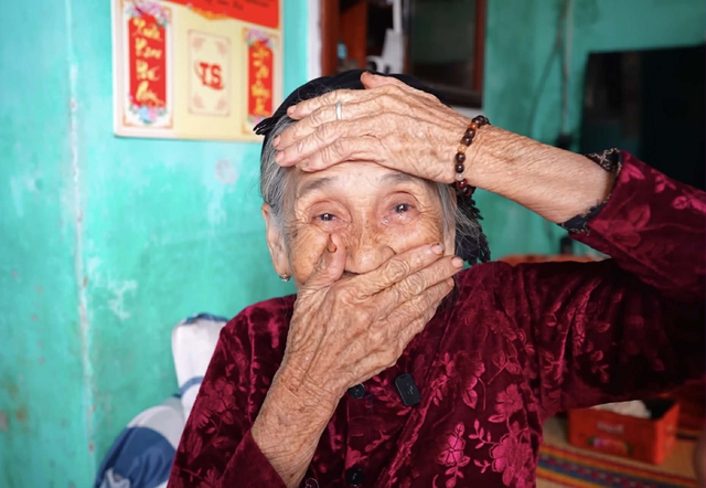 Cuộc sống hiện tại của người ch&egrave;o đ&ograve; ở Hội An trở th&agrave;nh &ldquo;cụ b&agrave; đẹp nhất thế giới&rdquo; sau một khoảnh khắc- Ảnh 6.