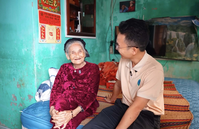 Cuộc sống hiện tại của người ch&egrave;o đ&ograve; ở Hội An trở th&agrave;nh &ldquo;cụ b&agrave; đẹp nhất thế giới&rdquo; sau một khoảnh khắc- Ảnh 3.