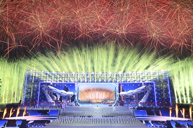 Màn pháo hoa hoành tráng rực sáng trên bầu trời Hà Nội tối 23/1: Quá mãn nhãn!- Ảnh 33.