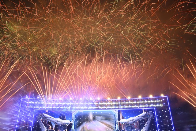 Màn pháo hoa hoành tráng rực sáng trên bầu trời Hà Nội tối 23/1: Quá mãn nhãn!- Ảnh 31.