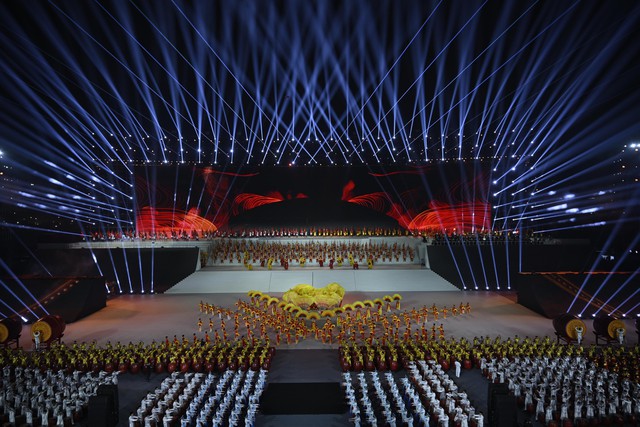 Hà Nội rét 12 độ C, dòng người vẫn ùn ùn đổ về sân Mỹ Đình háo hức chờ đợi màn pháo hoa quy mô hoành tráng chưa từng có- Ảnh 7.