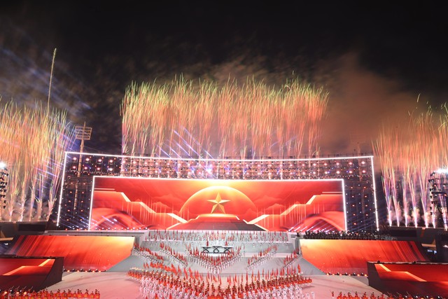 Hà Nội rét 12 độ C, dòng người vẫn ùn ùn đổ về sân Mỹ Đình háo hức chờ đợi màn pháo hoa quy mô hoành tráng chưa từng có- Ảnh 8.