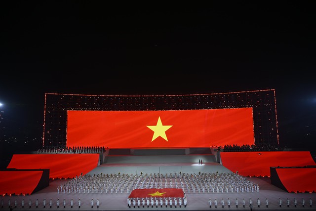 Hà Nội rét 12 độ C, dòng người vẫn ùn ùn đổ về sân Mỹ Đình háo hức chờ đợi màn pháo hoa quy mô hoành tráng chưa từng có- Ảnh 9.