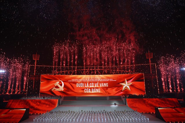 Hà Nội rét 12 độ C, dòng người vẫn ùn ùn đổ về sân Mỹ Đình háo hức chờ đợi màn pháo hoa quy mô hoành tráng chưa từng có- Ảnh 10.