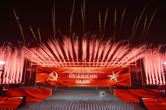 Hà Nội rét 12 độ C, dòng người vẫn ùn ùn đổ về sân Mỹ Đình háo hức chờ đợi màn pháo hoa quy mô hoành tráng chưa từng có- Ảnh 12.