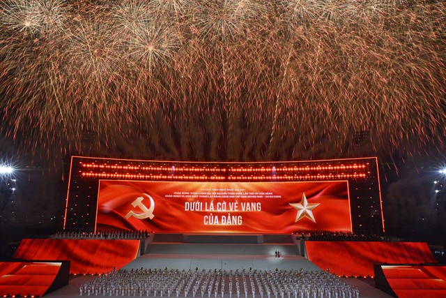 Hà Nội rét 12 độ C, dòng người vẫn ùn ùn đổ về sân Mỹ Đình háo hức chờ đợi màn pháo hoa quy mô hoành tráng chưa từng có- Ảnh 13.