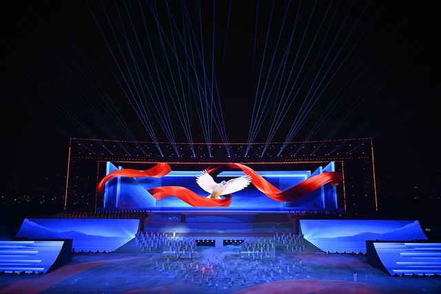 H&agrave; Nội trời r&eacute;t căm căm 12 độ C, khu vực Mỹ Đ&igrave;nh vẫn ken đặc người d&acirc;n với m&agrave;n ph&aacute;o hoa ho&agrave;nh tr&aacute;ng chưa từng c&oacute;- Ảnh 23.