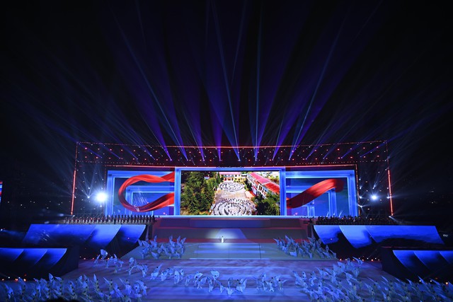 H&agrave; Nội trời r&eacute;t căm căm 12 độ C, khu vực Mỹ Đ&igrave;nh vẫn ken đặc người d&acirc;n với m&agrave;n ph&aacute;o hoa ho&agrave;nh tr&aacute;ng chưa từng c&oacute;- Ảnh 22.