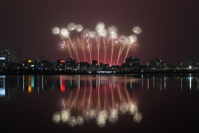 Màn pháo hoa hoành tráng rực sáng trên bầu trời Hà Nội tối 23/1: Quá mãn nhãn!- Ảnh 35.