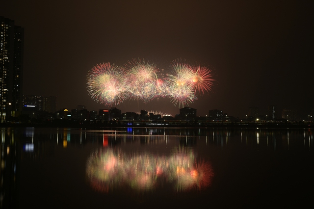 Màn pháo hoa hoành tráng rực sáng trên bầu trời Hà Nội tối 23/1: Quá mãn nhãn!- Ảnh 34.