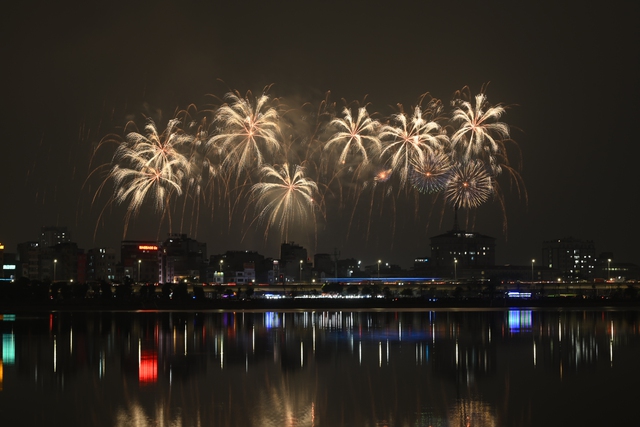 Màn pháo hoa hoành tráng rực sáng trên bầu trời Hà Nội tối 23/1: Quá mãn nhãn!- Ảnh 38.