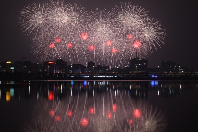 Màn pháo hoa hoành tráng rực sáng trên bầu trời Hà Nội tối 23/1: Quá mãn nhãn!- Ảnh 37.
