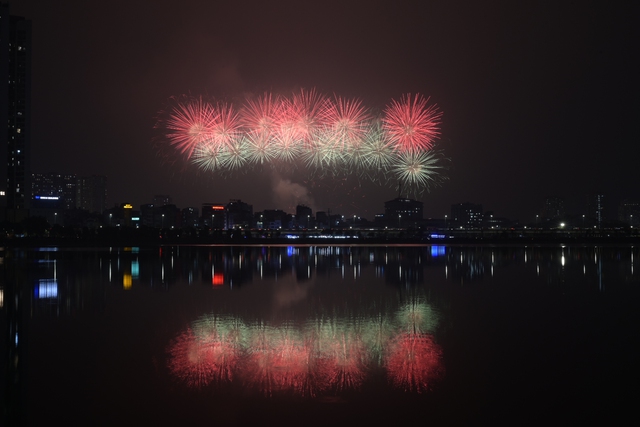 Màn pháo hoa hoành tráng rực sáng trên bầu trời Hà Nội tối 23/1: Quá mãn nhãn!- Ảnh 40.