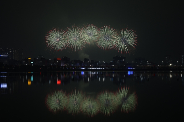 Màn pháo hoa hoành tráng rực sáng trên bầu trời Hà Nội tối 23/1: Quá mãn nhãn!- Ảnh 42.