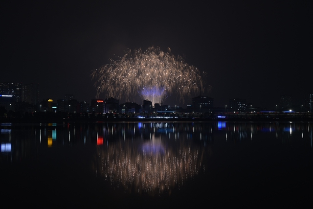 Màn pháo hoa hoành tráng rực sáng trên bầu trời Hà Nội tối 23/1: Quá mãn nhãn!- Ảnh 41.