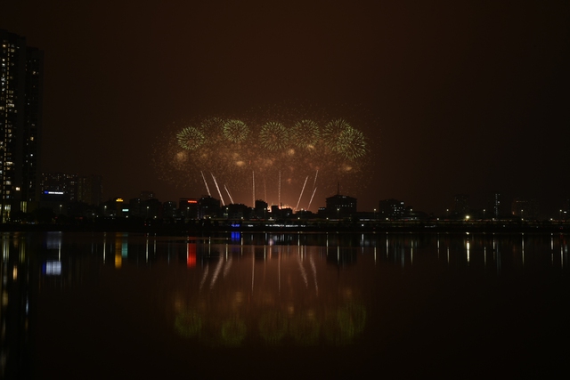 Màn pháo hoa hoành tráng rực sáng trên bầu trời Hà Nội tối 23/1: Quá mãn nhãn!- Ảnh 39.