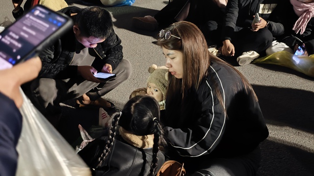 H&agrave; Nội trời r&eacute;t căm căm 12 độ C, khu vực Mỹ Đ&igrave;nh vẫn ken đặc người d&acirc;n với m&agrave;n ph&aacute;o hoa ho&agrave;nh tr&aacute;ng chưa từng c&oacute;- Ảnh 6.