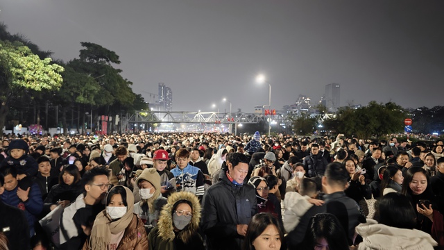 H&agrave; Nội trời r&eacute;t căm căm 12 độ C, khu vực Mỹ Đ&igrave;nh vẫn ken đặc người d&acirc;n với m&agrave;n ph&aacute;o hoa ho&agrave;nh tr&aacute;ng chưa từng c&oacute;- Ảnh 18.