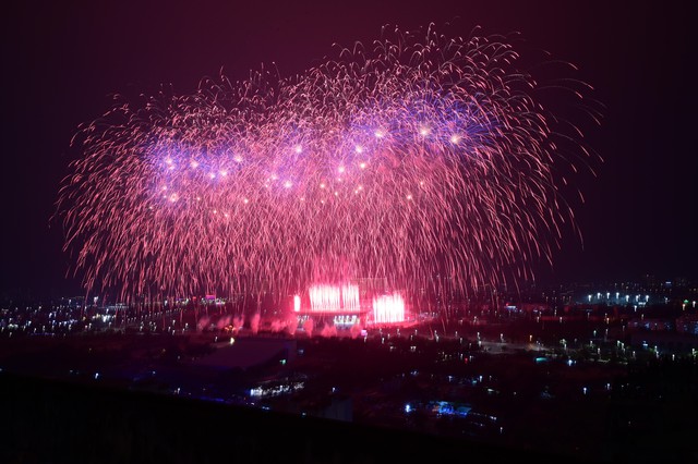 Hà Nội rét 12 độ C, dòng người vẫn ùn ùn đổ về sân Mỹ Đình háo hức chờ đợi màn pháo hoa quy mô hoành tráng chưa từng có- Ảnh 11.