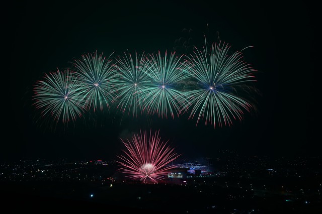 Màn pháo hoa hoành tráng rực sáng trên bầu trời Hà Nội tối 23/1: Quá mãn nhãn!- Ảnh 28.