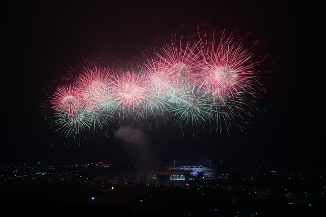 Màn pháo hoa hoành tráng rực sáng trên bầu trời Hà Nội tối 23/1: Quá mãn nhãn!- Ảnh 27.