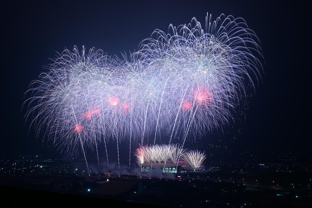 Màn pháo hoa hoành tráng rực sáng trên bầu trời Hà Nội tối 23/1: Quá mãn nhãn!- Ảnh 25.