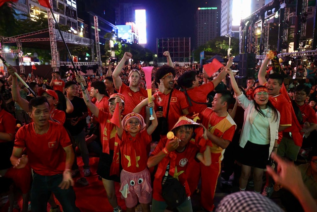 Phố đi bộ Nguyễn Huệ &ldquo;rực lửa&rdquo; d&ugrave; đ&atilde; đ&ecirc;m muộn, tiếp sức U23 Việt Nam tranh hạng 3 ch&acirc;u &Aacute; 2026- Ảnh 13.