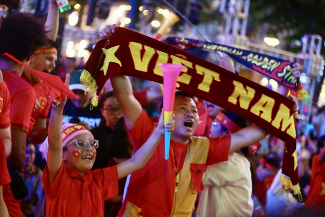 Phố đi bộ Nguyễn Huệ &ldquo;rực lửa&rdquo; d&ugrave; đ&atilde; đ&ecirc;m muộn, tiếp sức U23 Việt Nam tranh hạng 3 ch&acirc;u &Aacute; 2026- Ảnh 12.