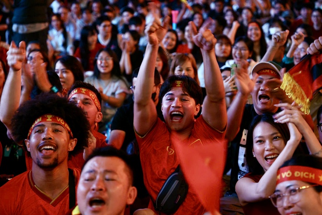 Phố đi bộ Nguyễn Huệ &ldquo;rực lửa&rdquo; d&ugrave; đ&atilde; đ&ecirc;m muộn, tiếp sức U23 Việt Nam tranh hạng 3 ch&acirc;u &Aacute; 2026- Ảnh 10.
