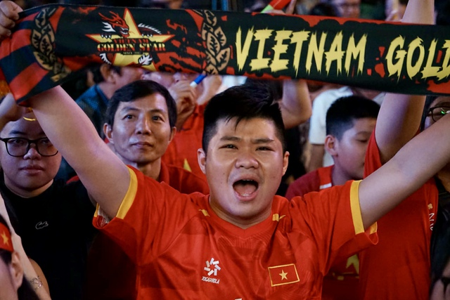 Phố đi bộ Nguyễn Huệ &ldquo;rực lửa&rdquo; d&ugrave; đ&atilde; đ&ecirc;m muộn, tiếp sức U23 Việt Nam tranh hạng 3 ch&acirc;u &Aacute; 2026- Ảnh 11.