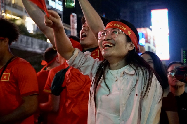 Phố đi bộ Nguyễn Huệ &ldquo;rực lửa&rdquo; d&ugrave; đ&atilde; đ&ecirc;m muộn, tiếp sức U23 Việt Nam tranh hạng 3 ch&acirc;u &Aacute; 2026- Ảnh 14.
