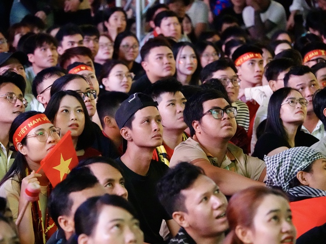 Phố đi bộ Nguyễn Huệ &ldquo;rực lửa&rdquo; d&ugrave; đ&atilde; đ&ecirc;m muộn, tiếp sức U23 Việt Nam tranh hạng 3 ch&acirc;u &Aacute; 2026- Ảnh 17.