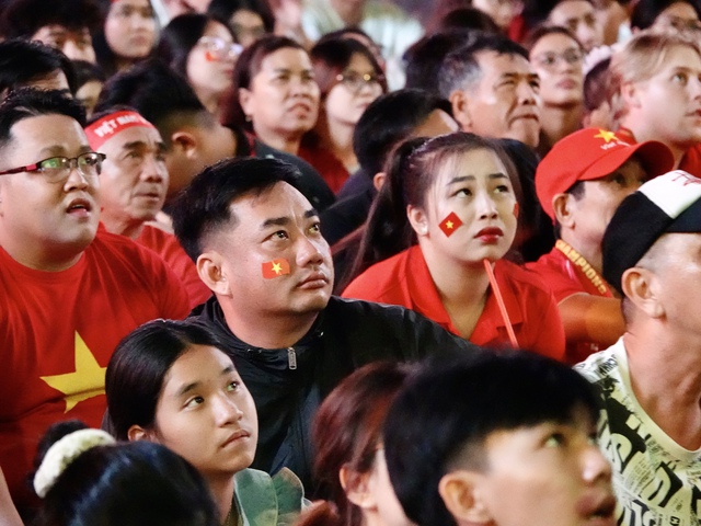 Phố đi bộ Nguyễn Huệ &ldquo;rực lửa&rdquo; d&ugrave; đ&atilde; đ&ecirc;m muộn, tiếp sức U23 Việt Nam tranh hạng 3 ch&acirc;u &Aacute; 2026- Ảnh 15.