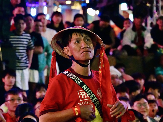 Cổ động viên lặng người sau bàn gỡ hoà của U23 Hàn Quốc- Ảnh 23.