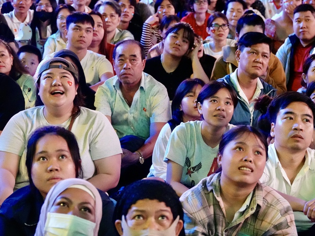 Cổ động viên lặng người sau bàn gỡ hoà của U23 Hàn Quốc- Ảnh 20.