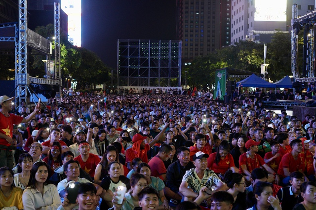 Cổ động viên lặng người sau bàn gỡ hoà của U23 Hàn Quốc- Ảnh 24.