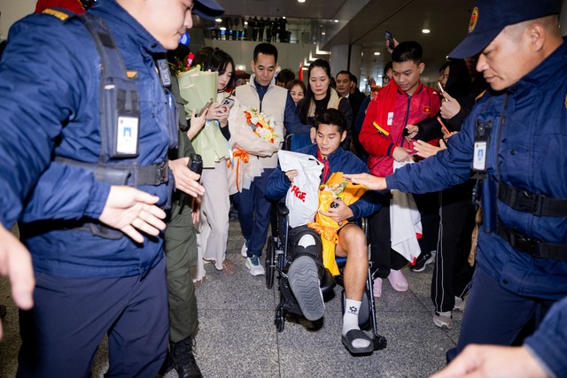 Ch&agrave;o đ&oacute;n những "chiến binh" U23 Việt Nam ki&ecirc;n cường mang huy chương đồng U23 ch&acirc;u &Aacute; về nước- Ảnh 9.