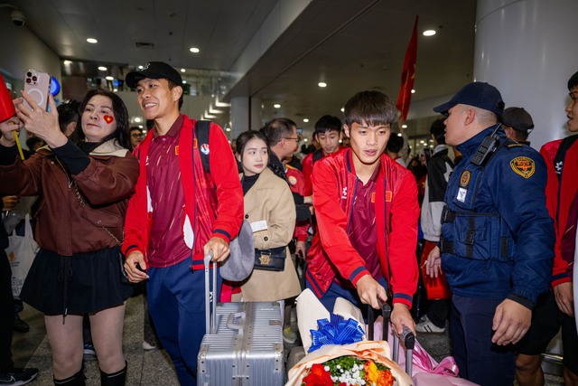 Ch&agrave;o đ&oacute;n những "chiến binh" U23 Việt Nam ki&ecirc;n cường mang huy chương đồng U23 ch&acirc;u &Aacute; về nước- Ảnh 4.