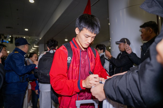 Ch&agrave;o đ&oacute;n những "chiến binh" U23 Việt Nam ki&ecirc;n cường mang huy chương đồng U23 ch&acirc;u &Aacute; về nước- Ảnh 3.