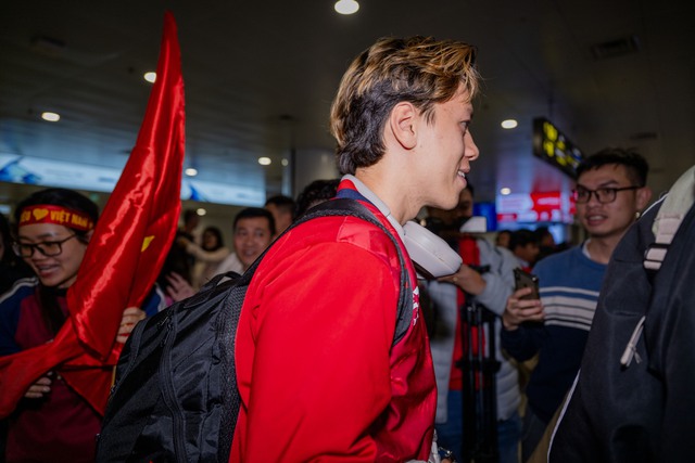 Ch&agrave;o đ&oacute;n những "chiến binh" U23 Việt Nam ki&ecirc;n cường mang huy chương đồng U23 ch&acirc;u &Aacute; về nước- Ảnh 1.