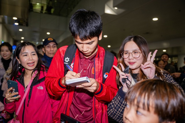 Ch&agrave;o đ&oacute;n những "chiến binh" U23 Việt Nam ki&ecirc;n cường mang huy chương đồng U23 ch&acirc;u &Aacute; về nước- Ảnh 2.