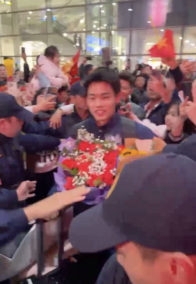 Ch&agrave;o đ&oacute;n những "chiến binh" U23 Việt Nam ki&ecirc;n cường mang huy chương đồng U23 ch&acirc;u &Aacute; về nước- Ảnh 11.