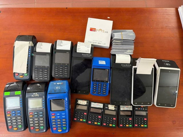 Ph&aacute;t hiện 1 nh&acirc;n vi&ecirc;n ng&acirc;n h&agrave;ng SN 1995 d&ugrave;ng thẻ t&iacute;n dụng của 39 kh&aacute;ch h&agrave;ng để r&uacute;t 1,3 tỷ đồng ở m&aacute;y POS tại c&aacute;c tỉnh th&agrave;nh: C&ocirc;ng an d&ugrave;ng nhiều biện ph&aacute;p nghiệp vụ v&agrave;o cuộc- Ảnh 2.