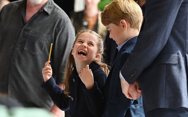 Gi&acirc;y ph&uacute;t C&ocirc;ng ch&uacute;a Charlotte "ph&aacute; lệ" l&agrave;m nhạc trưởng, phản ứng cưng xỉu của Ho&agrave;ng tử George mới l&agrave; t&acirc;m điểm- Ảnh 1.