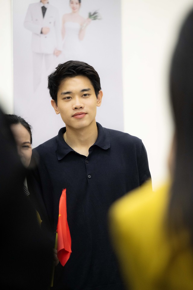 Đình Bắc gây sốt với visual sáng bừng: Trên sân là "vua phá lưới", về làng mở tiệc là hotboy vạn người mê- Ảnh 4.