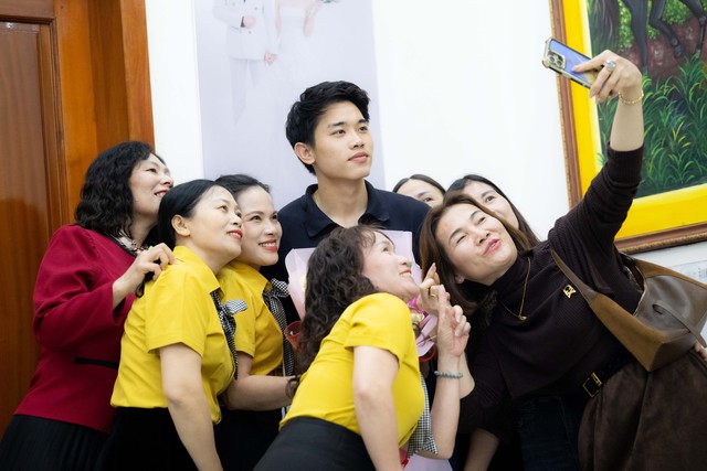 Đình Bắc gây sốt với visual sáng bừng: Trên sân là "vua phá lưới", về làng mở tiệc là hotboy vạn người mê- Ảnh 8.