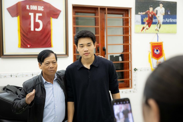 Đình Bắc gây sốt với visual sáng bừng: Trên sân là "vua phá lưới", về làng mở tiệc là hotboy vạn người mê- Ảnh 5.