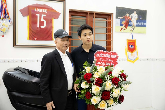 Đình Bắc gây sốt với visual sáng bừng: Trên sân là "vua phá lưới", về làng mở tiệc là hotboy vạn người mê- Ảnh 6.