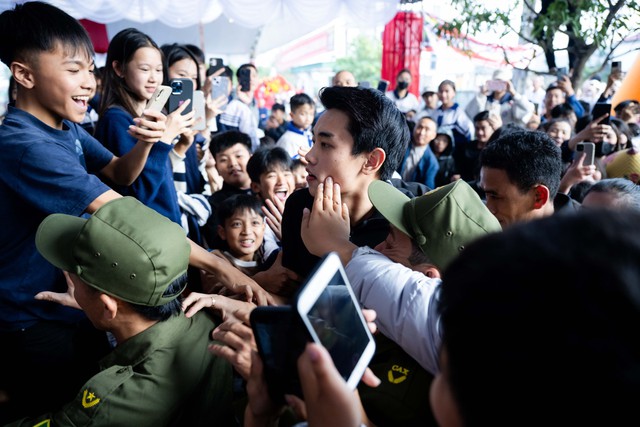 Đình Bắc gây sốt với visual sáng bừng: Trên sân là "vua phá lưới", về làng mở tiệc là hotboy vạn người mê- Ảnh 9.